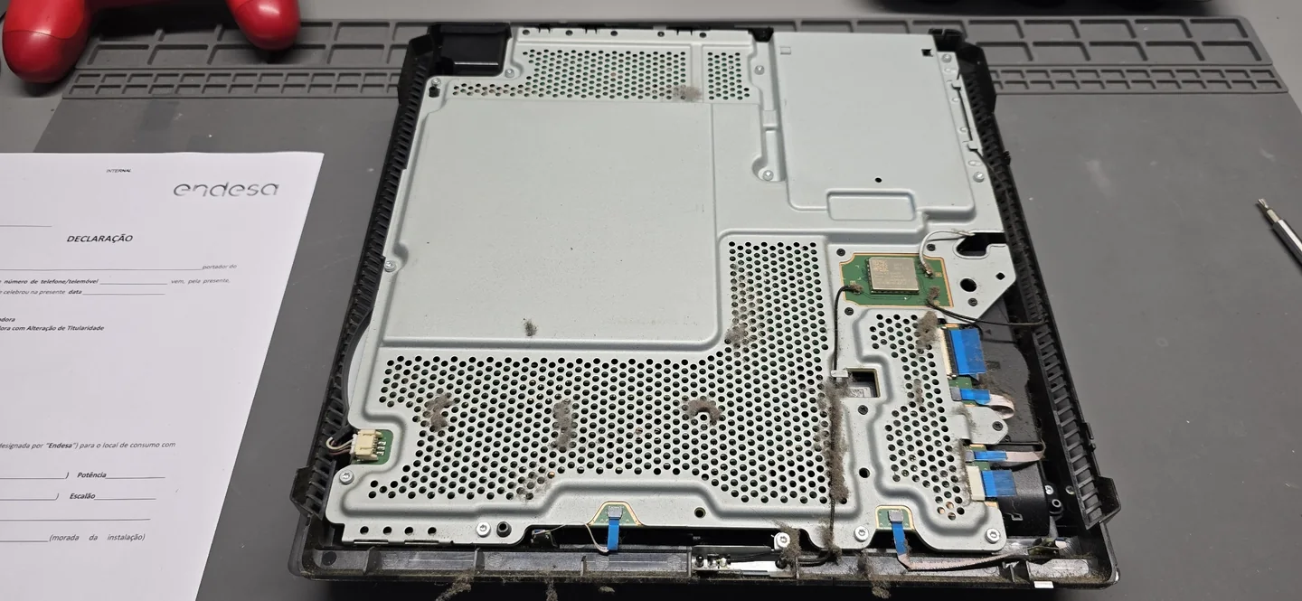 Consola PS4: A abertura permite observar o interior e preparar o acesso aos componentes.