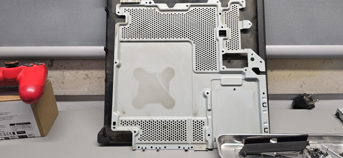 Consola PS4: Outro registo do interior durante o acesso aos componentes.