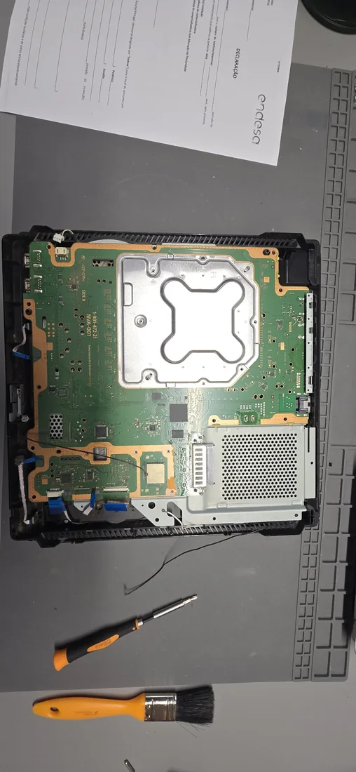 Consola PS4: Registo do componente e do material térmico antes da limpeza.