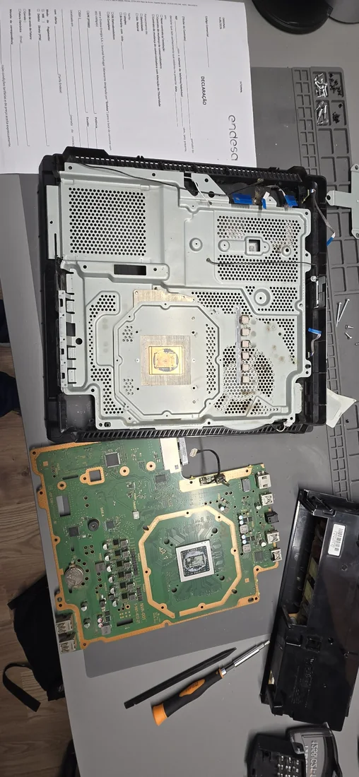 Consola PS4: Outro registo do componente e da área de contacto térmico.