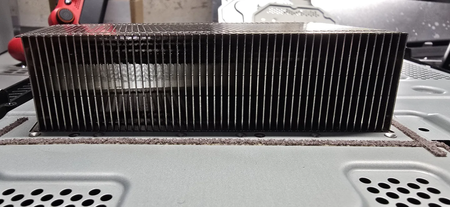 Consola PS4: Detalhe do dissipador após a remoção do pó acumulado.