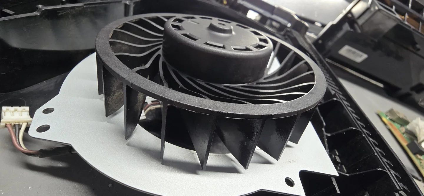 Consola PS4: Registo da ventoinha depois da limpeza.