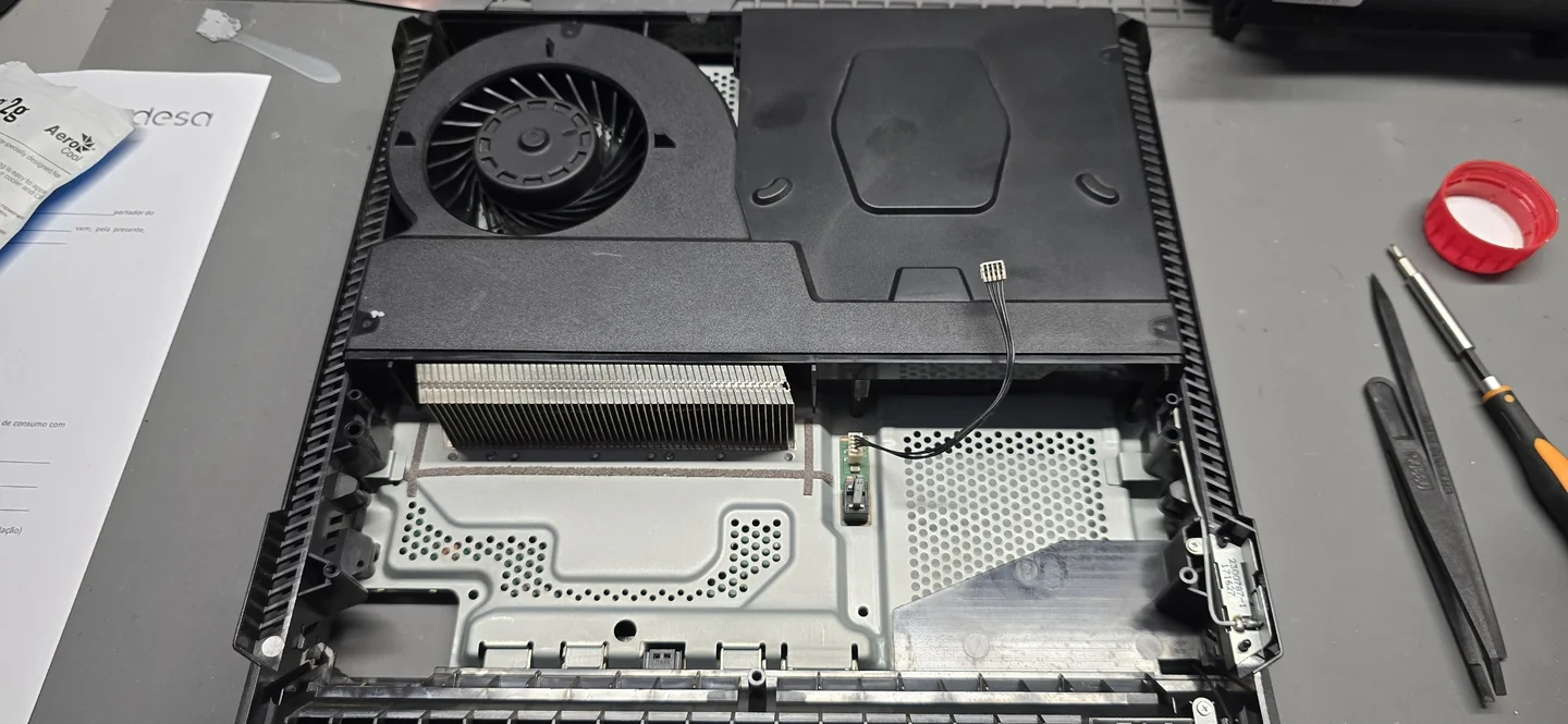 Consola PS4: Registo do conjunto de ventilação montado após a intervenção.