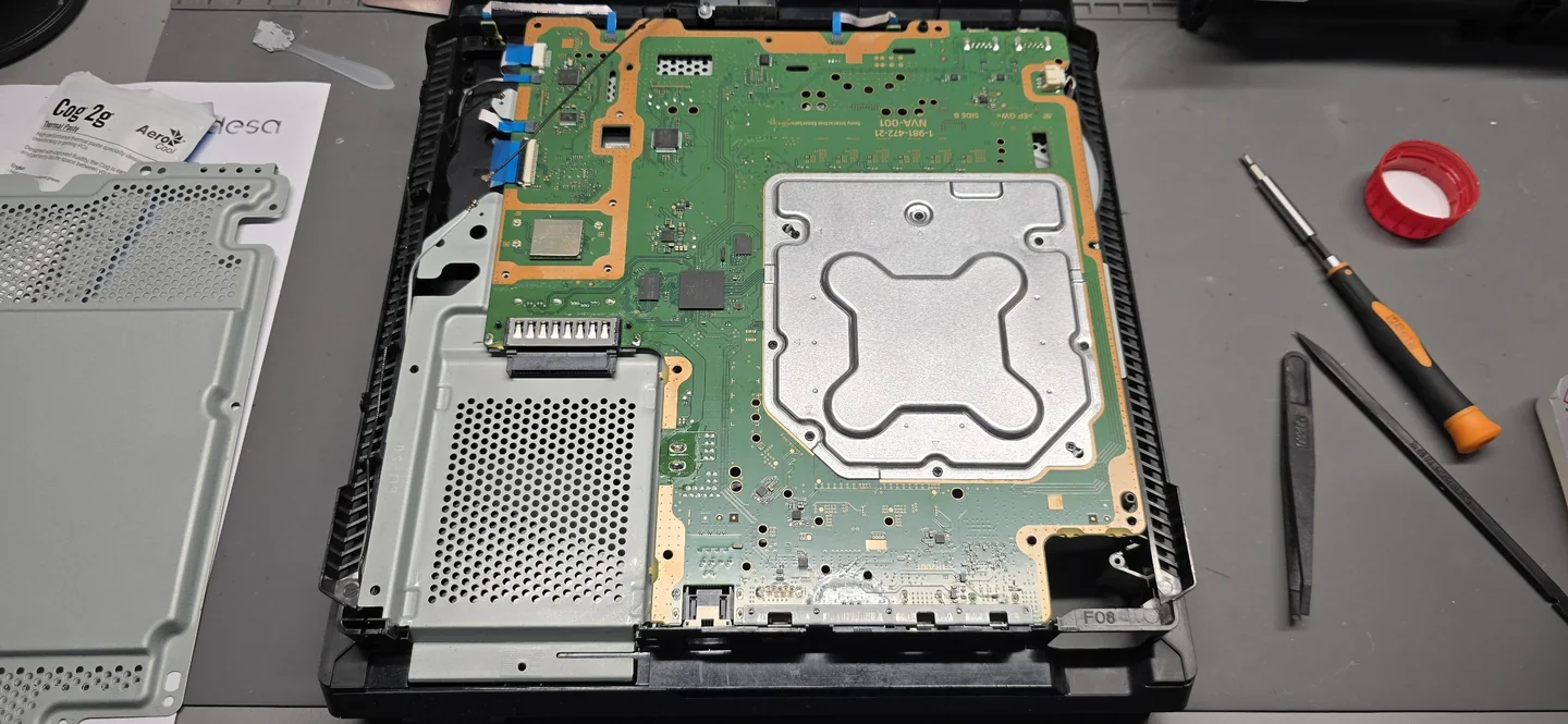 Consola PS4: Outro registo da consola durante a remontagem.