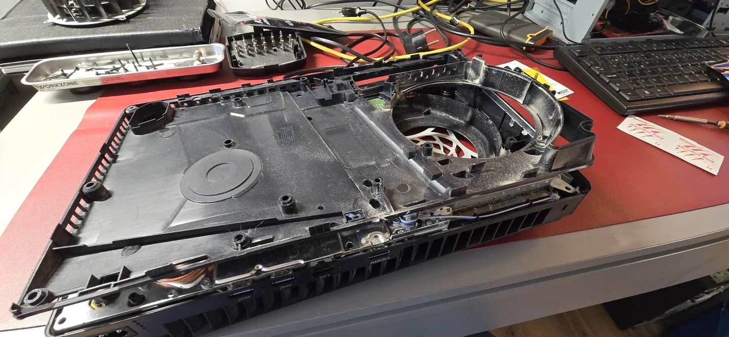 Consola PS5: A caixa já está aberta, pronta para a limpeza interna.
