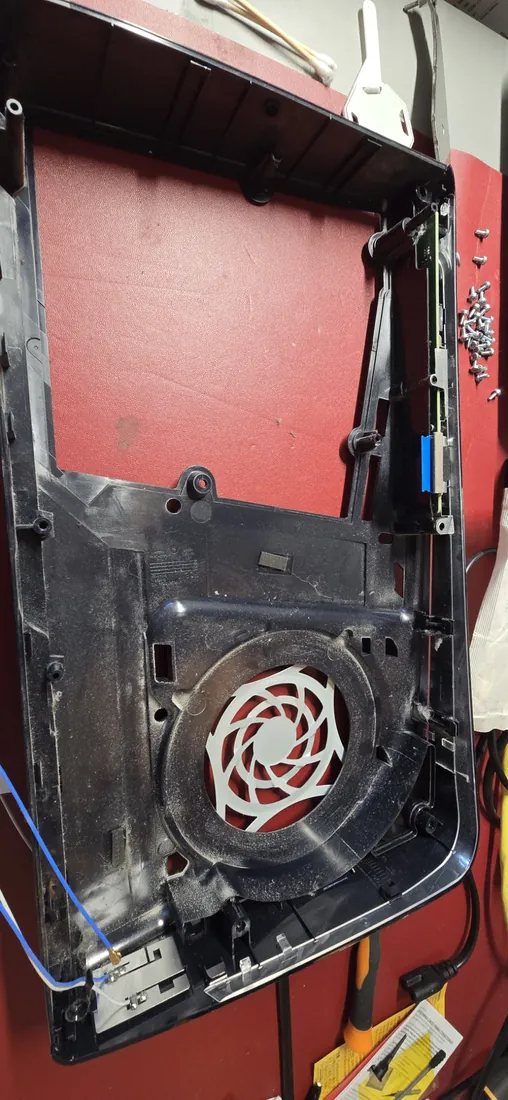 Consola PS5: Sem a cobertura, fica à vista a zona da ventoinha.