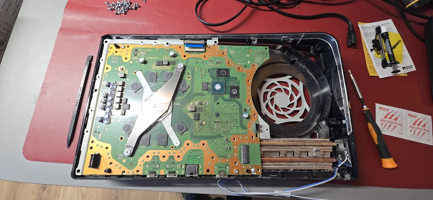 Consola PS5: Com a consola aberta vê-se a placa e o conjunto do dissipador.