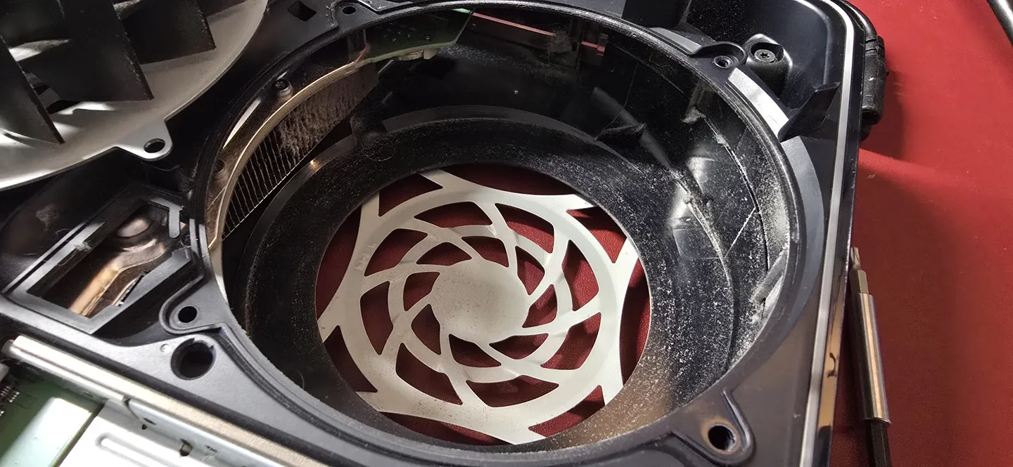Consola PS5: O interior da caixa, com pó espalhado à volta da ventoinha.