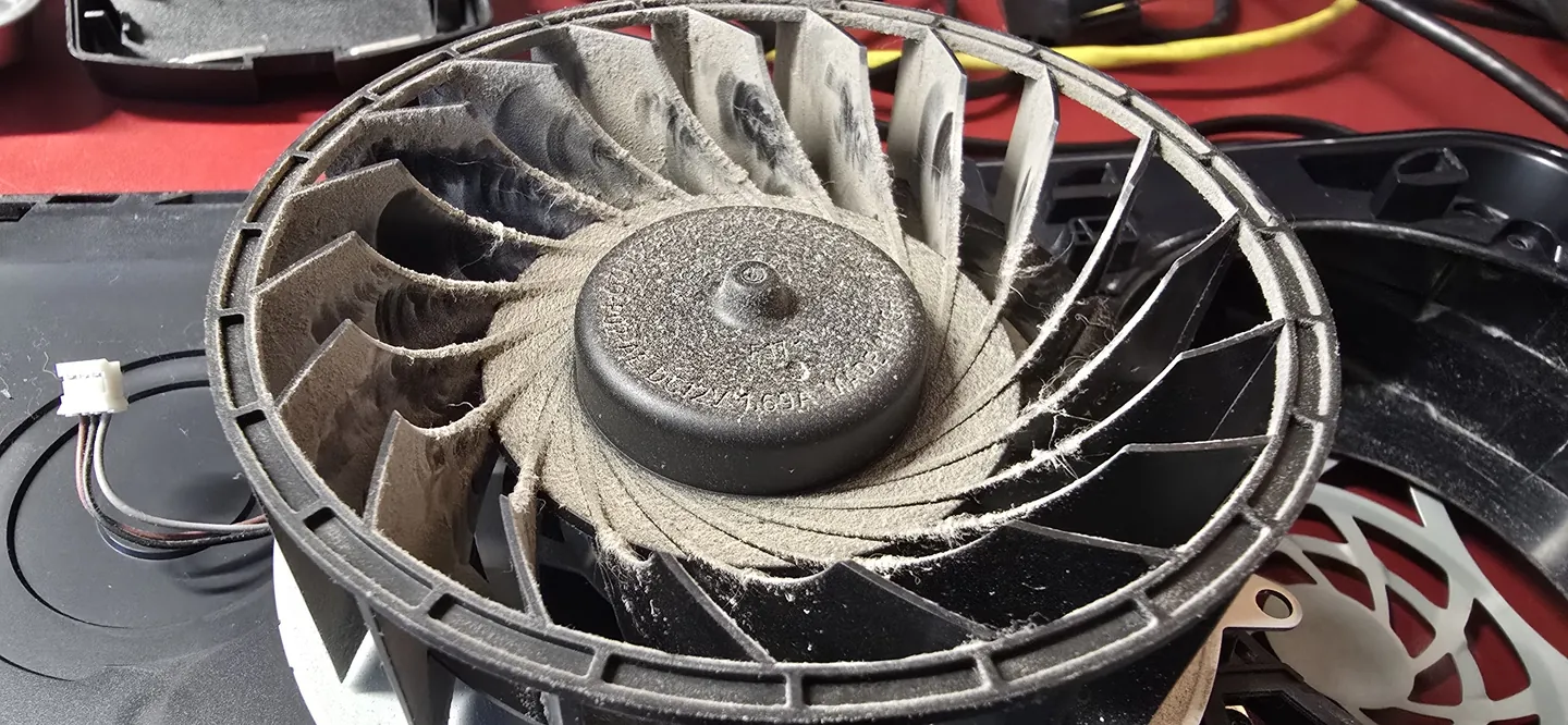 Consola PS5: As pás da ventoinha com uma camada espessa de pó, antes da limpeza.