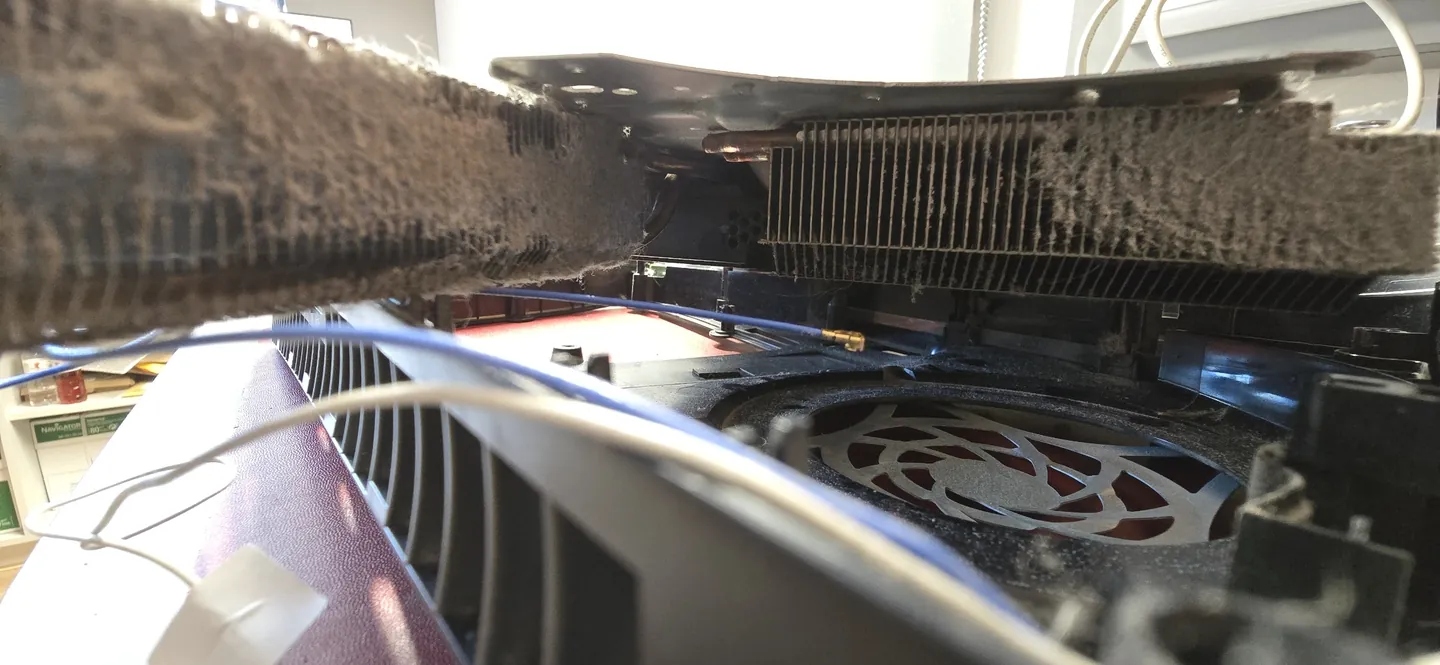 Consola PS5: O pó acumulado nas lâminas do dissipador dificulta a ventilação.