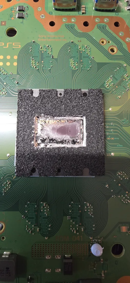 Consola PS5: Estado do metal líquido no processador, antes da limpeza.