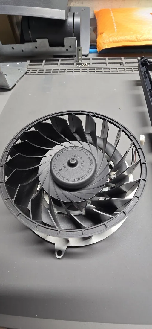 Consola PS5: A ventoinha depois da limpeza, sem pó nas pás.