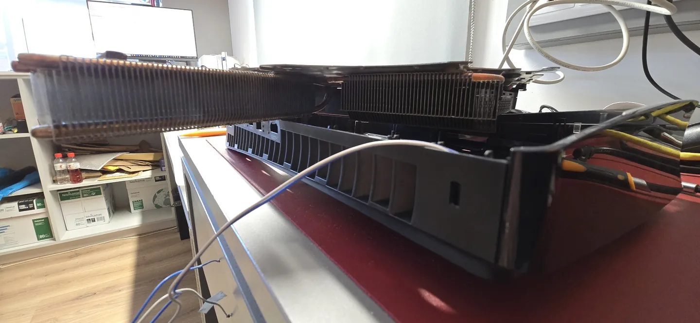 Consola PS5: A placa e o conjunto do dissipador, a ser montados de novo.