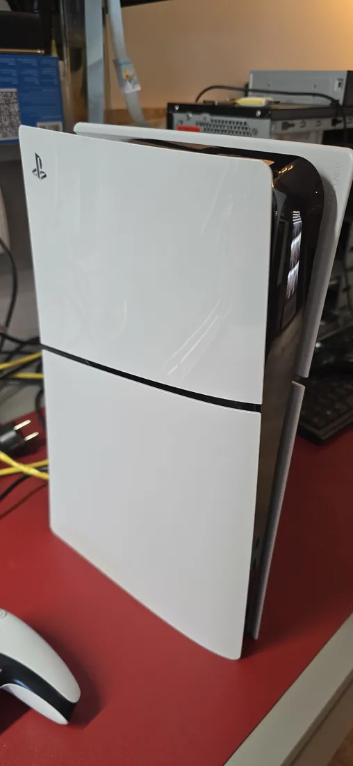 Consola PS5: PS5 montada e fechada, de volta ao aspeto original.