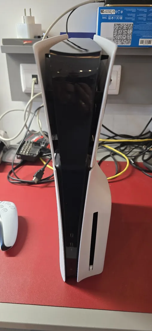 Consola PS5: A consola montada, limpa e pronta a funcionar de novo.